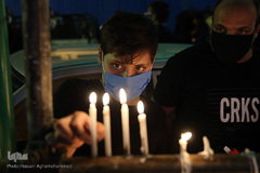 روشن کردن هزاران شمع در شب شام غریبان حسینی/ چهارراه گلوبندک