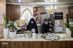 سیدجواد خناری‌نژاد، روانشناس و همسرش که دانش‌آموخته الهیات هستند؛ امسال نذر خود را به مناطق محروم می‌برند. آنان نیز چون حاجت فرزندانشان را امام حسین(ع)، گرفتند همچنان به سنت نذری خود پایبند ماندند