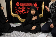 طهورا دختر این خانواده هر روز به همراه پدر و مادرش عزاداری می‌کند