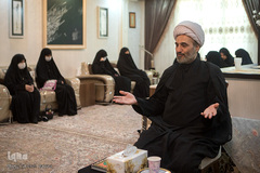 درب‌های حسینه‌ها بسته شد، ولی درب قلب‌ها و خانه‌های عاشقان حسینی برای عزاداران باز شد. صمیمیت مراسم‌ عزاداری محرم امسال به داخل خانه‌ها راه یافت و رنگ و عطر حسینی گرفت