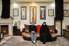 علی تن و همسرش ۱۵ سال است که بانی مراسم عزاداری امام حسین(ع) در خانه خود هستند. خانم تن با اینکه از کم‌رونقی محرم همانند رمضان نگران بود، اما اشتیاق مردم و مساجد در طی این ایام باعث شد تا قلبش آرام شود