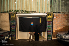 حسین شکرچی و همسرش ۳۱سال است که بانی مراسم عزاداری امام حسین(ع) در منزلشان هستند. او  به سفارش همرزمان شهیدش در هیئت اباصالح‌المهدی(عج) هرسال این مراسم را برگزار می‌کند و کرونا نیز باعث از ترک این سنت حسنه نشد