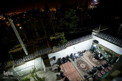 فضای شهر امسال شکلی دیگر به خود گرفته بود. سرتاسر شهر از انوار محافل حسینی روشن بود. خانه‌هایی که مراسم عزاداری را در محیط‌های باز خانه و در جمعی صمیمی و محب اهل بیت(ع) برگزار کردند.
