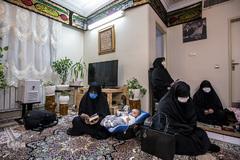 دوستان حسینی امسال همدیگر را رها نکردند و با تبدیل خانه‌ها به حسینیه‌های عزاداری، به سوگواری پرداختند.
