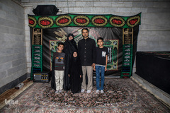 جلال خلج و همسرش الهه سادات مخبر ۱۵سال است که بانی مراسم عزاداری حسینی است. آنان امسال مجبور شدند مراسم را به شکل خصوصی برگزار کنند، میهمان‌ها کمتر شدند و آقایان در حیاط و خانم‌ها در داخل منزل سوگواری کردند. کرونا باعث شد بیشتر بفهمیم عشق امام حسین(ع) در قلب‌های شیعیان زنده است
