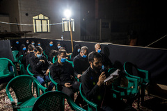 برای برپایی پرچم عزا و اقامه خیمه حسین(ع)، از هرچه توان و ایده بود استفاده شد. برخی مراسم عزاداری را در پشت بام خانه برگزار کردند
