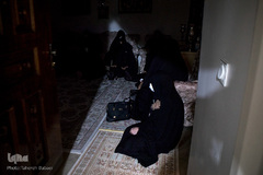 خانه‌ها از ماتم حسین(ع) سیاه شدند و از نور و معنویت محافل حسینی روشن و گرم شدند. درس‌های زینبی نیز امسال در حسینیه‌های خانگی تکرار شد
