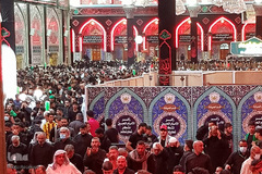 زائرین اربعین حسینی در حرم حضرت عباس(ع)