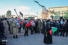 اهتزاز پرچم عزای اربعین در بین الحرمین شیراز