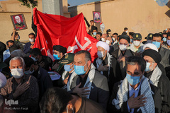 اهتزاز پرچم عزای اربعین در بین الحرمین شیراز