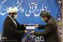 اهدای کارت خبرنگار افتخاری خبرگزاری قرآن توسط محمدحسین حسنی، مدیرعامل ایکنا به حجت‌الاسلام والمسلمین مهدی اخوان‌صباغ، رئیس سازمان دارالقرآن الکریم 