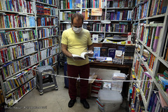 رعایت پروتکل های بهداشتی و فاصله گذاری اجتماعی توسط فروشندگان کتاب در بازار کتاب میدان انقلاب