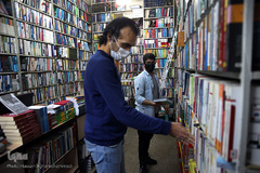 یک کتابفروشی در بازار کتاب میدان انقلاب