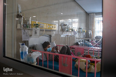 انتخاب برخی کودکان نیز دنیای مجازی و بازی‌های تلفنی است. وقتی سرنوشت برایشان دوری از مدرسه و همکلاسی‌ها را می‌نویسد آنان نیز چشمشان را به قاب تنگ گوشی همراه می‌دوزند تا در زندگی دوم تقدیر بهتری بیابند.