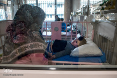 در این میان فرصتی می‌یابند تا به دستان پرمهر مادرشان خیره شوند و گرمای زندگی و تپش محبت را در آغوش او تجربه کنند.