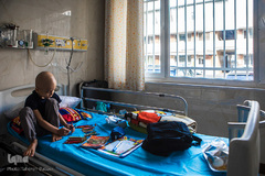 متین اگرچه دلش برای خانه و اسباب‌بازی‌هایش تنگ شده و در حسرت نداشته‎هایش هست، اما تلاش دارد تخت تنگ بیمارستان را با کوله‌بار داشته‌هایش پر کند.