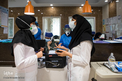 در کنار محدثه و کودکانی که بر تخت‌ها در انتظار رهایی و سلامتی هستند و از بی‌تحرکی به تنگ آمده‌اند، پزشکان و پرستاران در حال تکاپو و تلاش هستند.