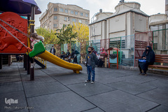 کودکان بیمار شهر دور از غوغای تمام کشمکش‌های بزرگ و خرده ویروس‌های مهاجم تنها در جستجوی لبخند و شادی هستند و توقع بیشتری ندارند.