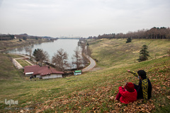 استراحت پدر و دختر بعد از تمرین در کنار دریاچه ورزشگاه آزادی