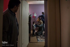 فریبا در حال آماده کردن محمد امین برای رفتن به باغ خرگوش‌دره 