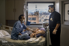 جواد در حال گفت‌وگو با بیماران و ارائه آموزش‌های لازم به آنها 