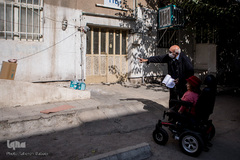 او همانند یک پدر دلسوز به مددجویان کمک می‌کند و اگر مشکلی داشته باشند به همکاران خود در مؤسسه انتقال می‌دهد.