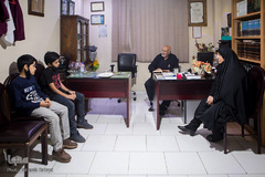 محمدحسن نعمتی در حال گفت‌وگو با دو قرآن‌آموز حافظ کل قرآن است.