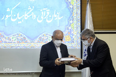 اهدای کارت خبرنگار افتخاری ایکنا، توسط حمیدرضا طیبی، رییس جهاد دانشگاهی به محسن حاجی میرزایی، وزیر آموزش و پرورش