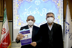 اهدای کارت خبرنگار افتخاری ایکنا، توسط حمیدرضا طیبی، رییس جهاد دانشگاهی به محسن حاجی میرزایی، وزیر آموزش و پرورش