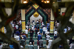 حفظ فاصله اجتماعی مردان مسلمان در مسجدی در استان "جاوه غربی" اندونزی در آستانه ماه رمضان