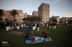 گروهی از مسلمانان در انتظار شنیدن اخبار یا دیدن هلال اول ماه رمضان در "کیپ تاون" آفریقای جنوبی دور هم جمع شده‌اند