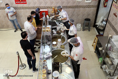 تکاپوی سفره افطار اولین شب ماه مبارک رمضان