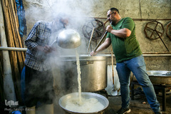 طبخ و توزیع غذا برای افراد بی بضاعت