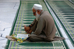 پیرمرد پاکستانی در شهر پیشاور قرآن می خواند.