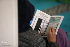  یک زن مسلمان آمریکایی در حال تلاوت قرآن مجید در یکی از مراکز اسلامی در «واشنگتن» پایتخت آمریکا