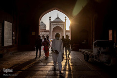 روزه داران هندی پس از اقامه نماز در روز اول ماه رمضان در مسجدجامعی در محله های قدیمی دهلی