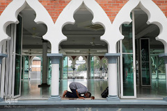 یک مسلمان در اولین جمعه ماه رمضان در کوالالامپور، پایتخت مالزی نماز می خواند