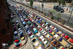 اولین نماز جمعه ماه مبارک رمضان در مقابل مسجدی در داکا، پایتخت بنگلادش 