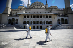 کارگران شهرداری آنکارا، جهت جلوگیری از شیوع ویروس کرونا در ماه رمضان، حیاط مسجد Kocatepe را ضد عفونی می کنند