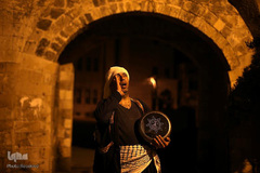 یک مرد فلسطینی در حال خبر رسانی و بیدارباش مسلمانان جهت صرف سحری قبل از طلوع آفتاب و آغاز روزه داری، خان یونس در جنوب نوارغزه