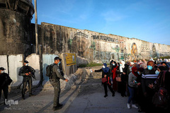 تلاش زنان فلسطینی برای عبور از ایستگاه های بازرسی سربازان صهیونیستی برای حضور در اولین نماز جمعه ماه مبارک رمضان در بیت المقدس