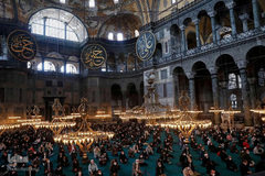 نمازگزاران روزه دار ترکیه ای در اولین جمعه ماه روزه ماه مبارک رمضان در مسجد جامع ایاصوفیه  استانبول نماز می خوانند.