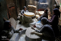 تهیه و پخت غذای سنتی ویژه ماه مبارک رمضان توسط جمعی از زنان مصری