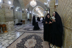 دو زن عراقی در مسجدی در شهر نجف اشرف، قرآن مجید تلاوت می کنند