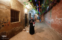 حاج دلال، ۴۶ساله بر طبل خود می کوبد تا مسلمانان را برای خوردن غذای قبل از سحر بیدار کند قبل از اینکه روزه روزه خود را در ماه رمضان در محله معادی در قاهره ، مصر شروع کنند.