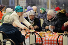 زنان مسلمان برای میز سفره افطار ماه رمضان در قازان، پایتخت جمهوری تاتارستان فدراسیون روسیه گرد هم می آیند 