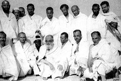 آیت الله فومنی به هنگام انجام مراسم حج در مکه مکرمه