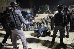 یورش وحشیانه صهیونیستها به فلسطینیان در مسجدالاقصی