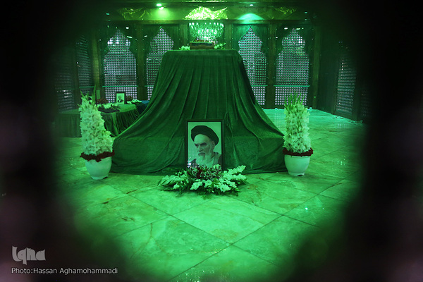 سمینار بین‌المللی «امام خمینی(ره) و دنیای معاصر» در حرم مطهر بنیانگذار جمهوری اسلامی ایران