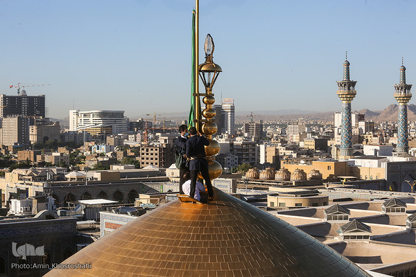 آئین تعویض پرچم گنبد حرم امام رضا(ع)